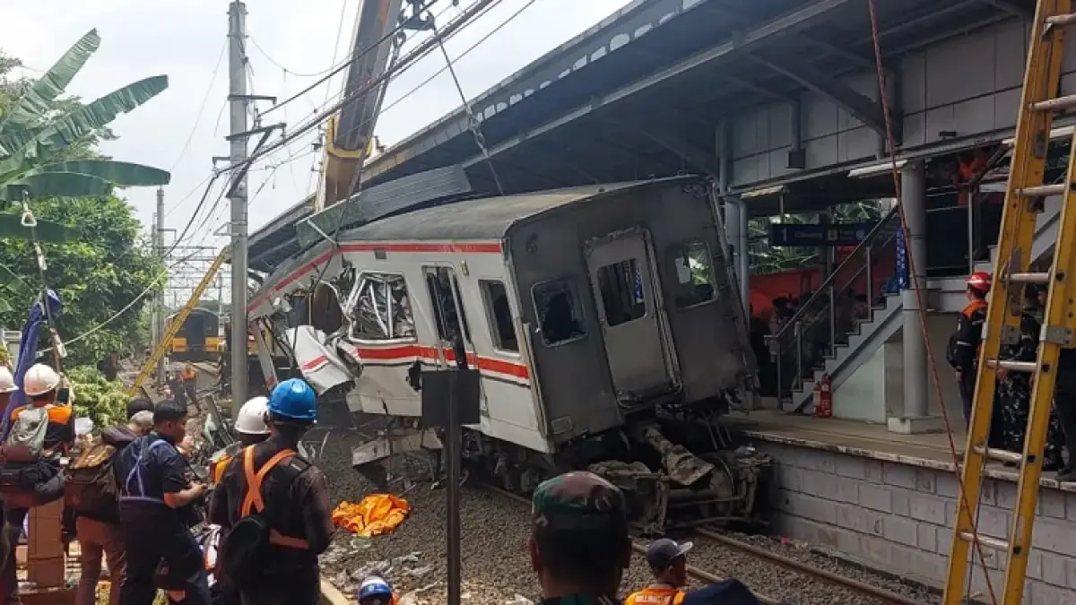 Petugas gabungan berkonsentrasi penuh melakukan pemotongan badan gerbong kereta dengan menggunakan crane. (Ryandi Zahdomo/ JawaPos.com)

