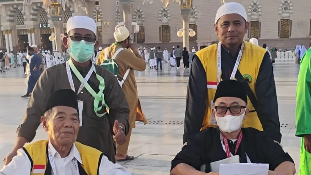 Petugas Kloter melakukan pendampingan bagi jemaah lanjut usia (lansia) untuk melaksanakan ibadah di Raudhah. (Istimewa)