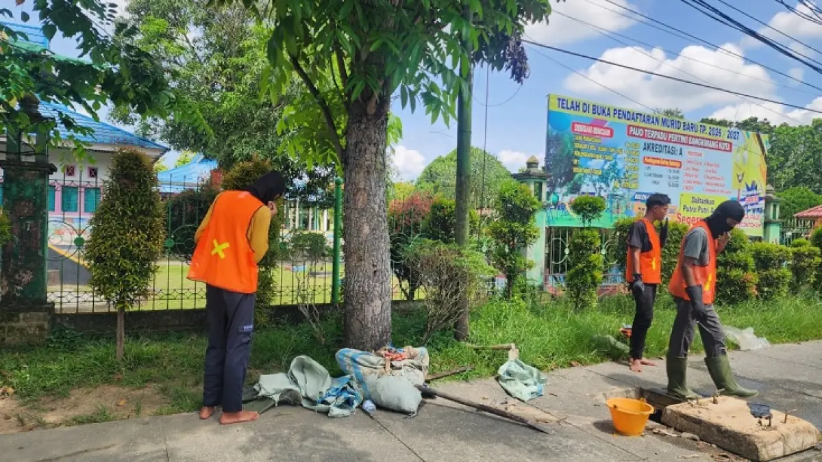 Pihak Dinas PUPR melakukan pemeliharaan drainase di Jalan Jenderal Sudirman, Kota Bangkinang, Selasa (28/4/2026).(Kamaruddin/Riaupos.co)
