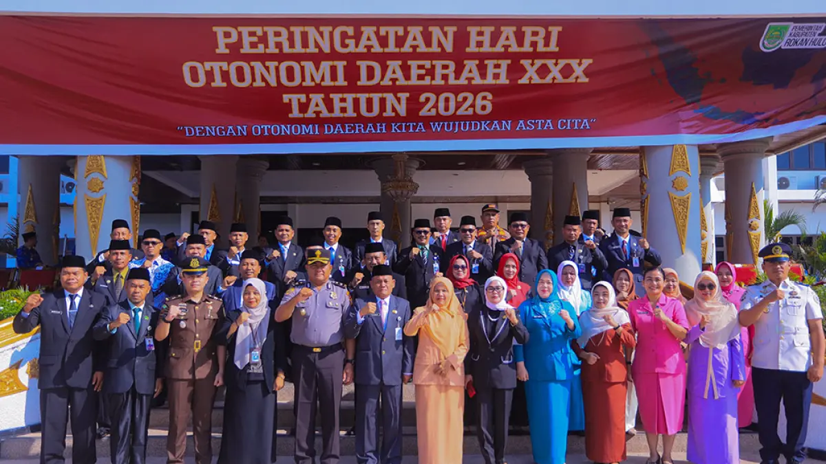 Pj Sekda Rohul H Yusmar foto bersama dengan forkopimda dan kepala OPD usai upacara Peringatan Hari Otda ke-30 tingkat kabupaten di halaman Kantor Bupati Rohul, Senin (27/4/2026). (Prokopim Setda Rohul)