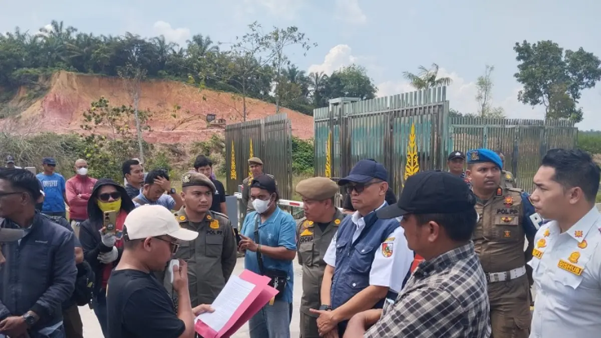 Ratusan masa menggelar aksi unjuk rasa di depan Kantor Wali Kota Pekanbaru, Kompleks Perkantoran Tenayan Raya, Selasa (28/4/2026). (Dofi Iskandar/Riaupos.co)