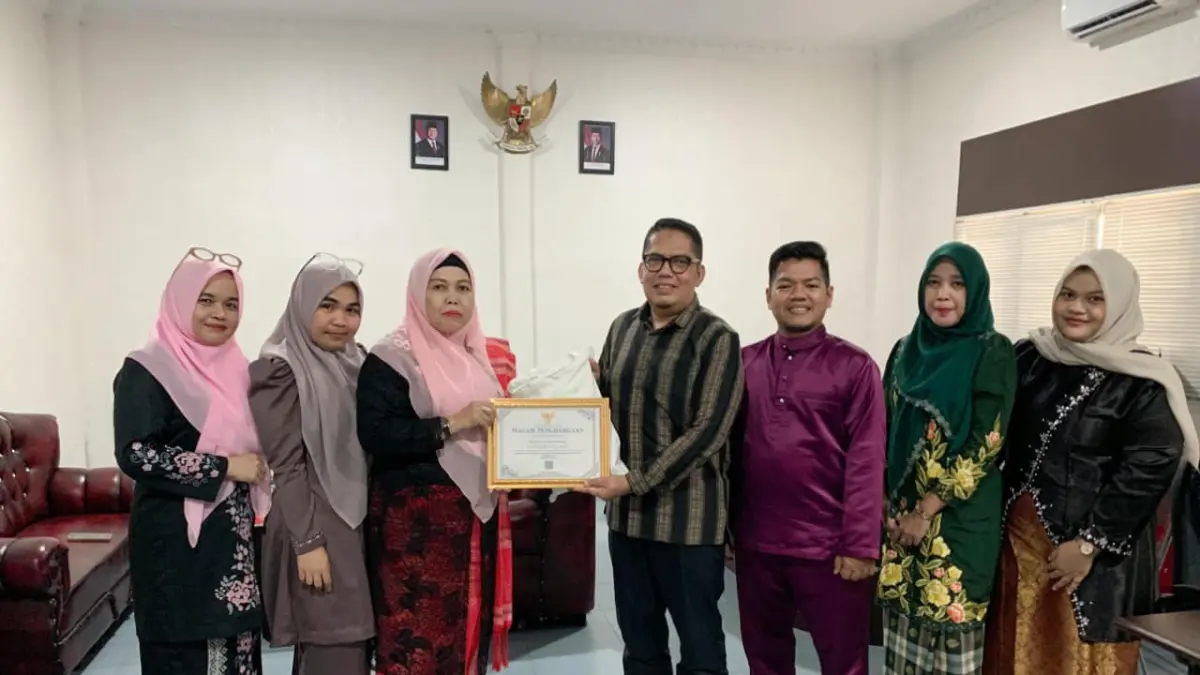 Rektor Universitas Dumai Dr Ir Muhardi SKom MKom foto bersama dosen penerima penghargaan Tokoh Pelopor Perempuan dan para dosen lainnya. ( Universitas Dumai Untuk Riau Pos)