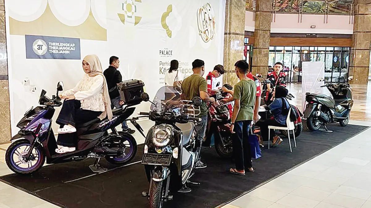 Sejumlah masyarakat menyaksikan dan mencoba sepeda motor Honda dalam iven Honda Premium Matic Day yang berlangsung pada 22-26 April 2026 di Mal SKA Pekanbaru. (PT CDN)