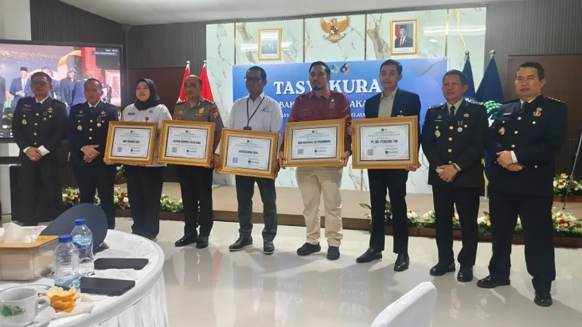 Sejumlah mitra Kanwil Ditjenpas Riau menerima penghargaan pada peringatan HBP ke-62 pada Senin (27/4/2026), (Humas Kanwil Kemenkum Riau)