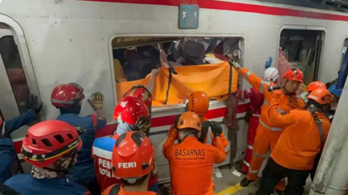 Tim Basarnas melakukan evakuasi korban kecelakaan KA Argo Bromo Anggrek dan KRL di Stasiun Bekasi TImur, Senin (27/4/2026) malam. (Basarnas)