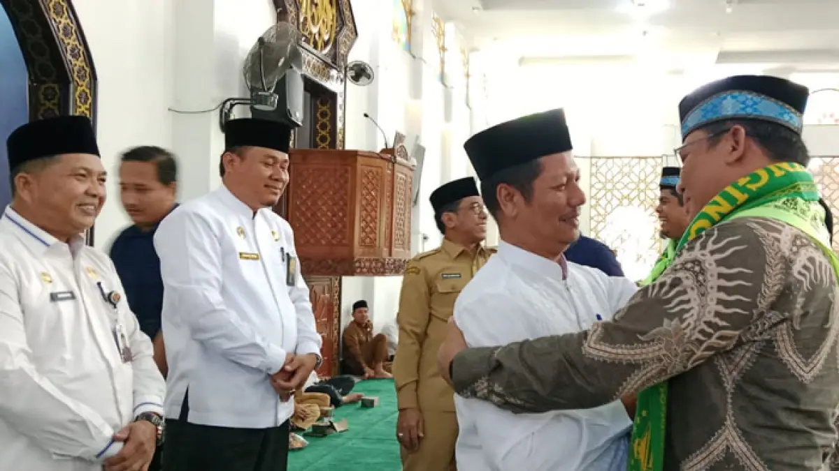 Wabup Kuansing H Muklisin merangkul Kepala BPKAD Kuansing Jafrinaldi AP MIP yang berangkat menunaikan ibadah haji tahun ini saat pelepasan di Masjid Agung Raudha Kuansing, Selasa (28/4/2026). (Desriandi Candra/Riaupos.co)