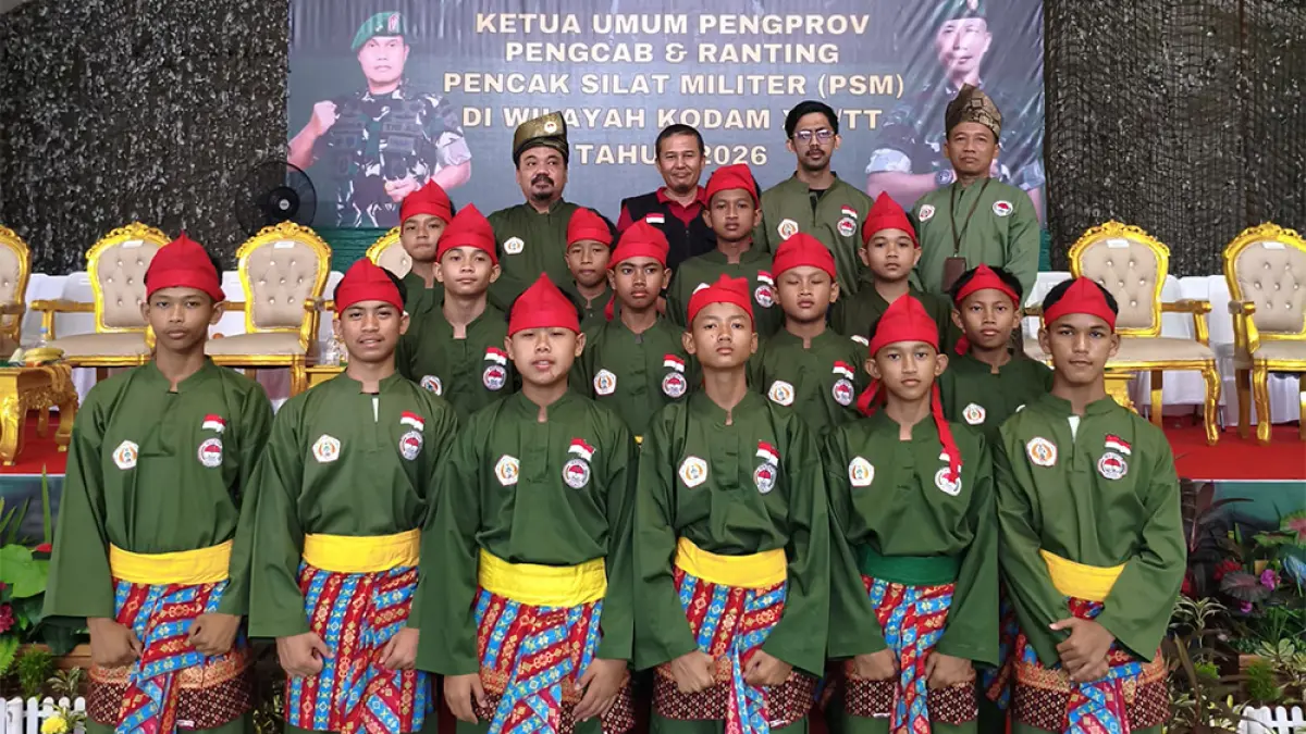 Sekretaris Pengprov Persinas Asad Riau Suwito SPd  (berdiri kiri belakang), Ketua Pengkot Persinas Asad Pekanbaru Moh Saiful Bakri SPd  (berdiri kanan belakang) dan para pengurus beserta pesilat Persinas Asad, berfoto bersama usai pengukuhan pengurus PSM Kodam XIX/Tuanku Tambusai (XIX/TT) di gedung Balai Chevron Tanjak Laksamana Sport Centre Rumbai, Selasa (28/4/2026). (PSM KODAM XIX/TUANKU TAMBUSAI UNTUK RIAU POS)