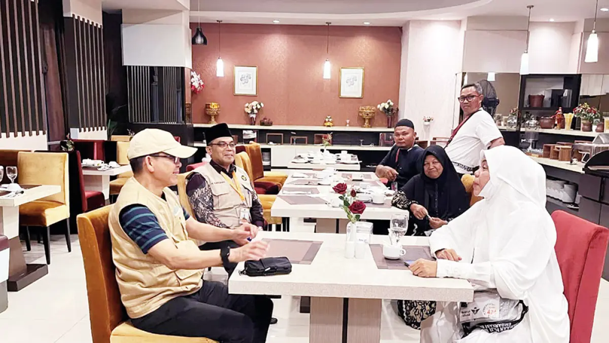 Kepala Kantor Wilayah Kementerian Haji dan Umrah Provinsi Riau Defizon bersama Kepala Kantor Kementerian Haji dan Umrah Kepulauan Meranti Surasman, dan Tim Dokumen Haji dan Umrah Riau Rahmad Indra menemui perwakilan JCH yang mengalami penundaan keberangkatan di Asrama Haji Batam, Kepulauan Riau, Selasa (28/4/2026). (KEMENHAJ KEPULAUAN MERANTI)