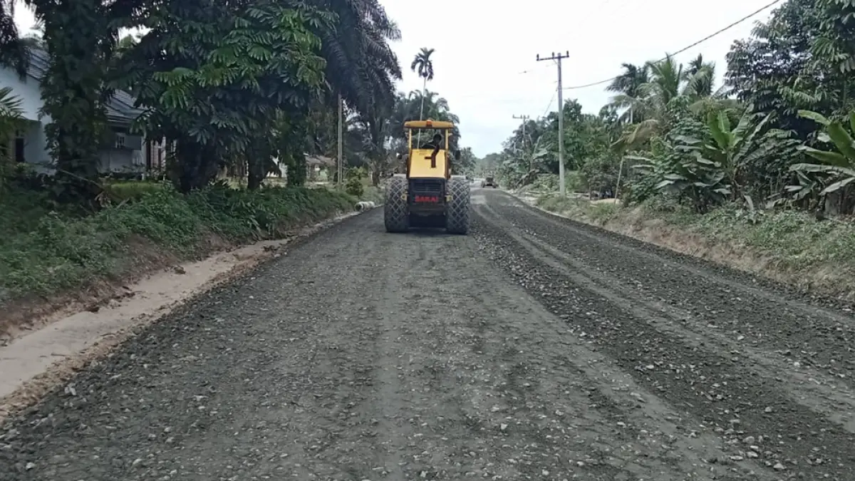 Alat berat meratakan aspal jalan yang dibangun sepanjang empat kilometer di Kabupaten Pelalawan oleh PT Arara Abadi, baru-baru ini. (PT ARARA ABADI UNTUK RIAU POS)