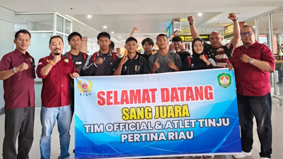 Atlet dan pelatih tinju Riau foto bersama saat tiba di Bandara SSK II Pekanbaru, Selasa (28/4/2026). PERTINA RIAU UNTUK RIAUPOS.CO&nbsp;
