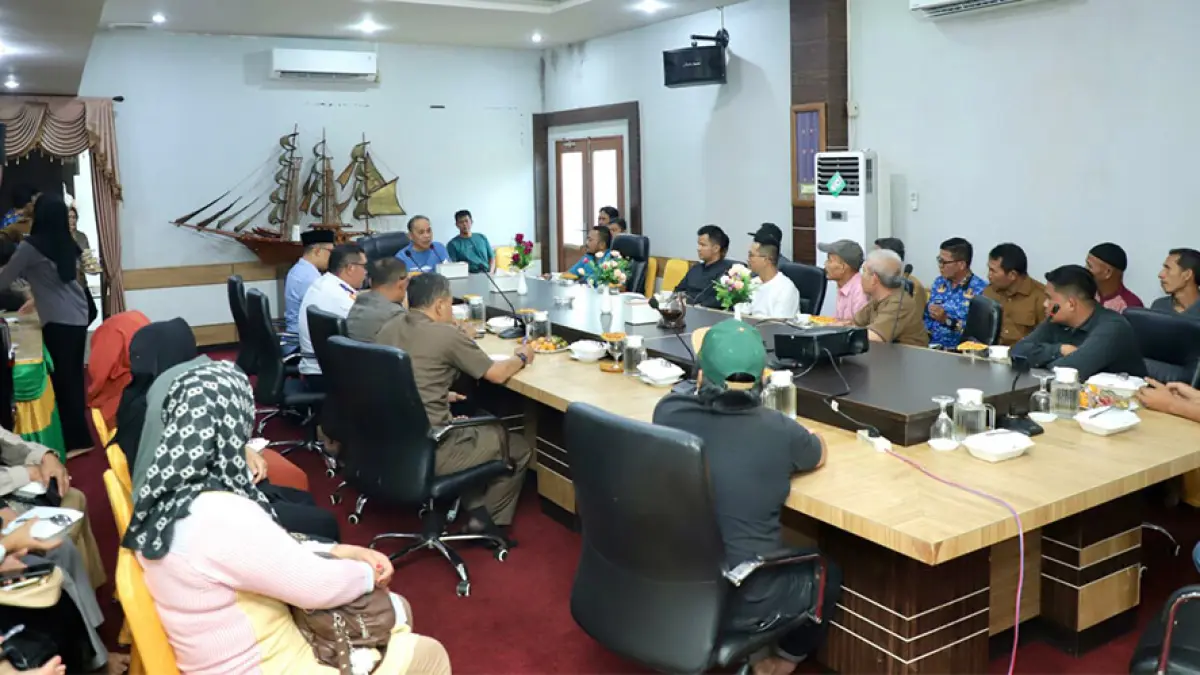 Bupati Inhil Herman bersama OPD dan HPPI menggelar rapat rencana relokasi Pasar Subuh di ruang rapat kediaman dinas Bupati Inhil, Senin (27/4/2027). (PEMKAB INHIL UNTUK RIAU POS)