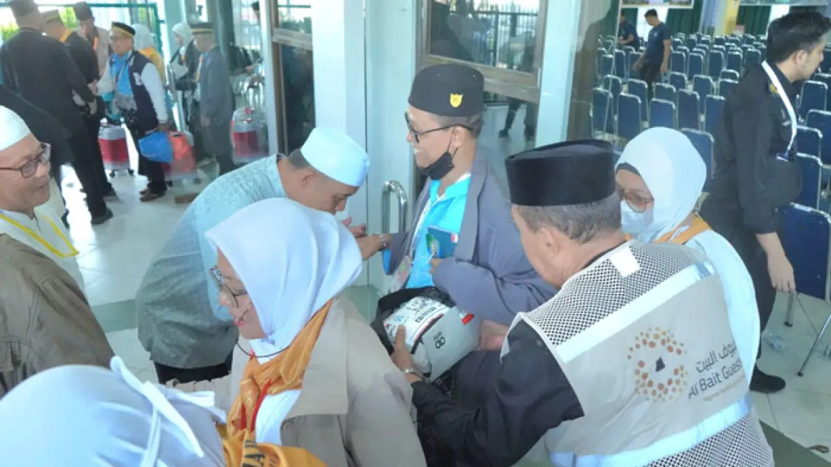 Bupati Inhil menyalami JCH sebelum melakukan perjalanan ke Arab Saudi di Asrama Haji Batam, Provinsi Kepulauan Riau, Rabu (29/4/2026). (Istimewa)