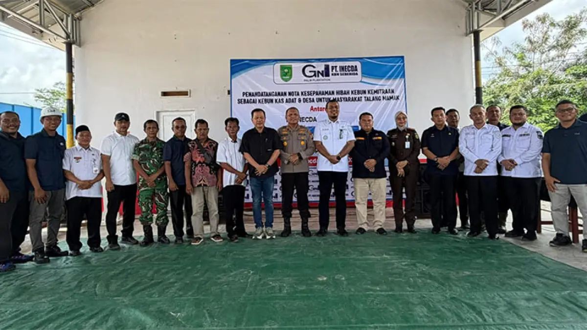 Bupati Inhu Ade Agus Hartanto didampingi Ketua DPRD Sabtu Pradansyah Sinurat serta Forkopimda, foto bersama managemen PT Inecda yang diwakili Direktur Operasional, General Manager, Manager, staff dan karyawan, Rabu (29/4/2026). Foto Raja Kasmedi