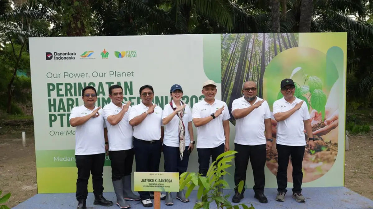 Direktur Utama PTPN IV PalmCo Jatmiko K Santosa foto bersama saat menghadiri Hari Bumi, beberapa waktu lalu. (Humas PTPN IV untuk riau pos)

