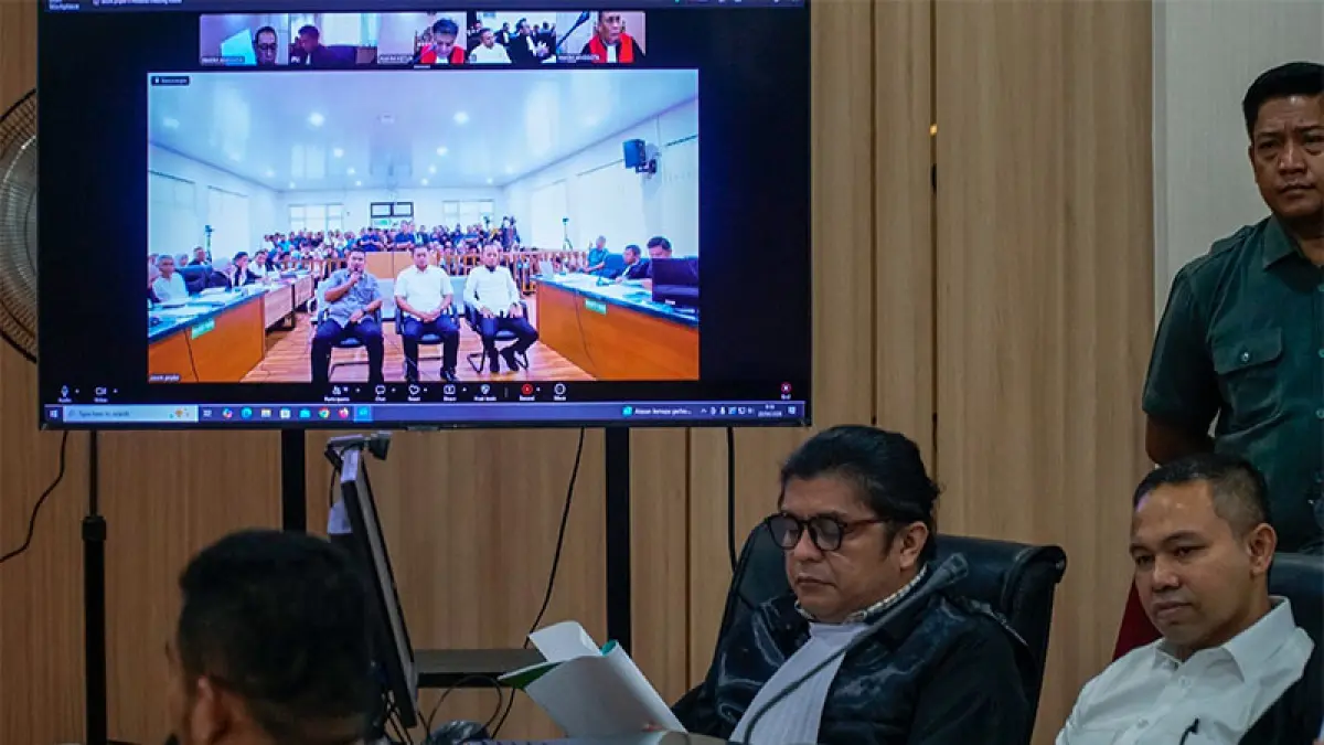 Gubernur Riau non aktif Abdul Wahid Cs saat ikuti proses sidang di Pengadilan Tipikor PN Pekanbaru, Rabu (29/4/2026). MHD AKHWAN/RIAUPOS
