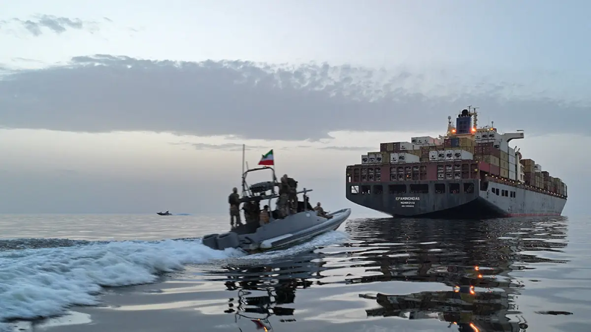  Kapal Korps Garda Revolusi Islam diduga ikut serta dalam operasi untuk menyita kapal-kapal yang mencoba menyeberangi Selat Hormuz, baru-baru ini. (Meysam MIRZADEH/TASNIM NEWS / AFP)
