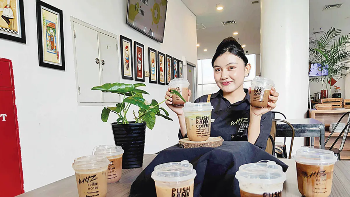 Karyawan Whiz Prime Hotel Pekanbaru memperlihatkan kopi yang di-launching di Whiz Prime Hotel Pekanbaru, Selasa (28/4/2026). (EVAN GUNANZAR)
