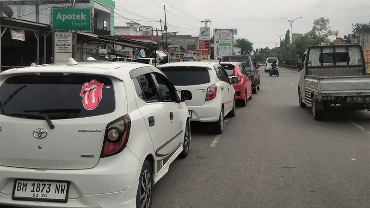 Kendaraan mengantre isi BBM di SPBU 14.284.622 Bangkinang Kota, Rabu (29/4/2026). Kamaruddin/Riaupos.co

