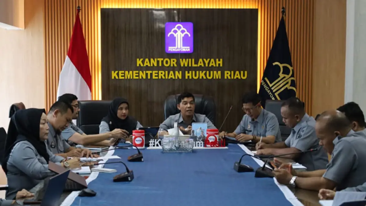 Kepala Kanwil Kemenkum Riau Rudy Hendra Pakpahan (tengah) memimpin rapat di ruang kerjanya, Selasa (28/4/2026). (Humas Kanwil Kemenkum Riau untuk Riaupos.co)