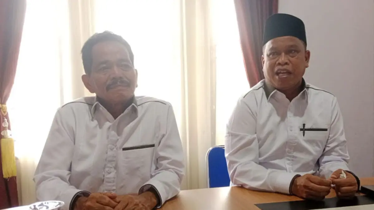 Ketua KUD Langgeng Kirdi (kanan) didampingi Ketua Badan Pengawas KUD Langgeng Elpius usai RAT KUD Langgeng, Rabu (29/4/2026). (Desriandi Cadra/Riaupos.co)