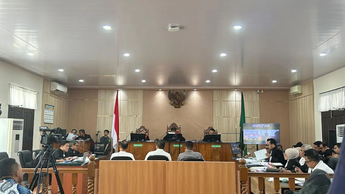 Ketua Tim Advokat Abdul Wahid, Kemal Shahab (kanan pegang berkas) saat mencerca para saksi di Pengadilan Tipikor Pekanbaru, Rabu (29/4/2026). (Hendrawan Kariman/Riaupos.co)