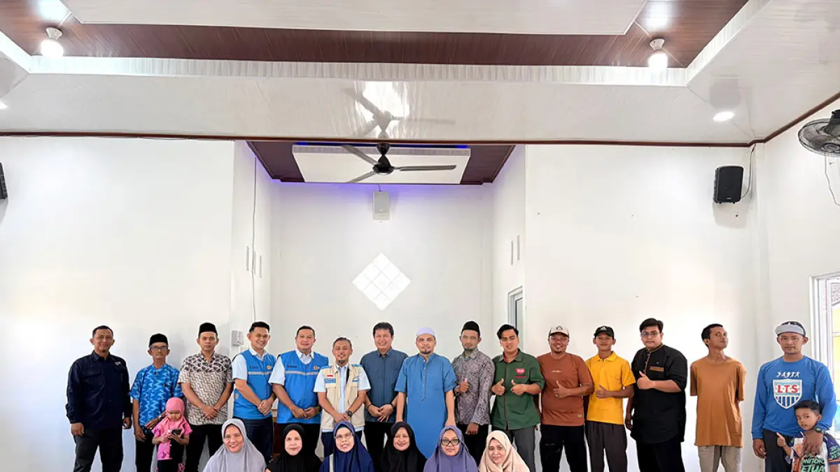 Ketua YBM PLN UIP Sumbagteng Ali Yusron, Asisten Manager dan Komunikasi TJSL Muhammad Jamil didampingi Ketua Musala Al Ikhlas Ustaz Dr Nazri SThI MPd dan Ketua Perumahan Mandala Garden John berfoto bersama. (pt pln (persero) untuk riau pos)