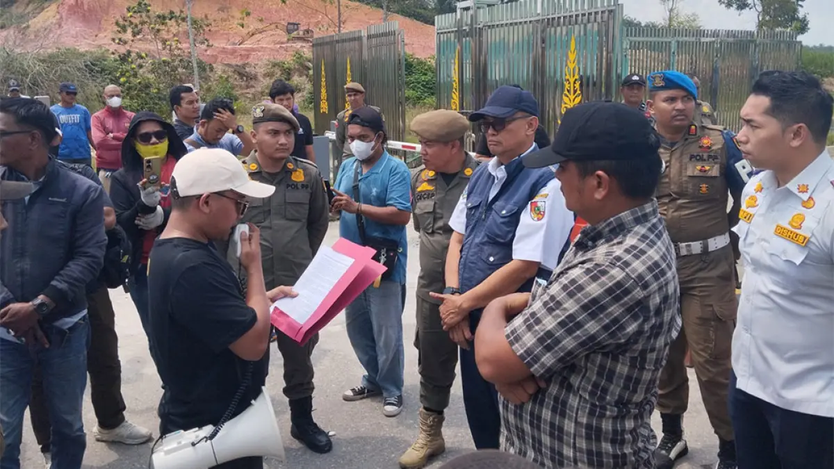 Massa dari FAM Riau menggelar aksi unjuk rasa di depan Kantor Wali Kota Pekanbaru, Kompleks Perkantoran Tenayan Raya, Selasa (28/4/2026) siang. (DOFI ISKANDAR/RIAUPOS)