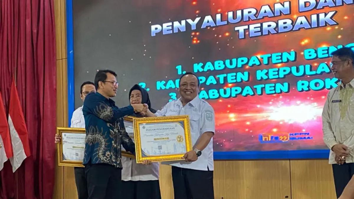 Mewakili Pemkab Meranti, Kepala BPKAD Fajar Triasmoko menerima empat penghargaan dari Kementerian Keuangan RI melalui KPPN Dumai, Rabu (29/4/2026). (Istimewa)