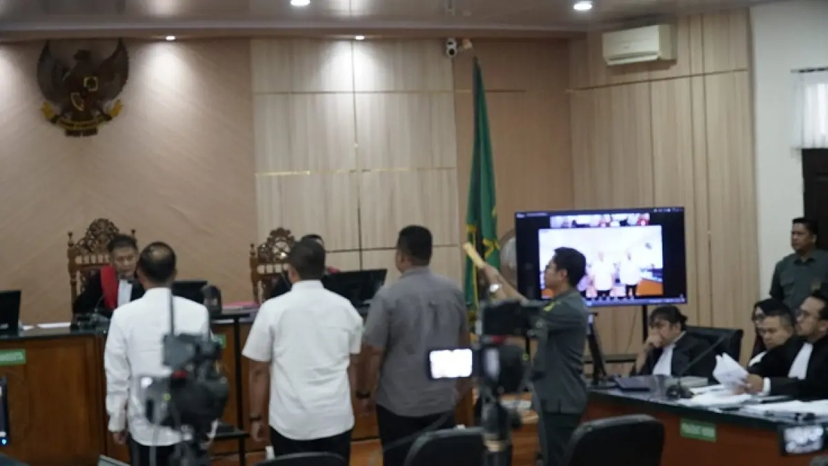 Gubernur Riau Non Aktif Abdul Wahid dan mantan Kadis PUPR Riau M Arief Setiawan dan Tenaga Ahli Gubri Dani M Nursalam &nbsp;saat &nbsp;proses sidang di Pengadilan Tipikor PN Pekanbaru, dengan agenda mendengar keterangan saksi, Pekanbaru, Rabu &nbsp;(29/4/2026).  (MHD AKHWAN/RIAUPOS.CO)