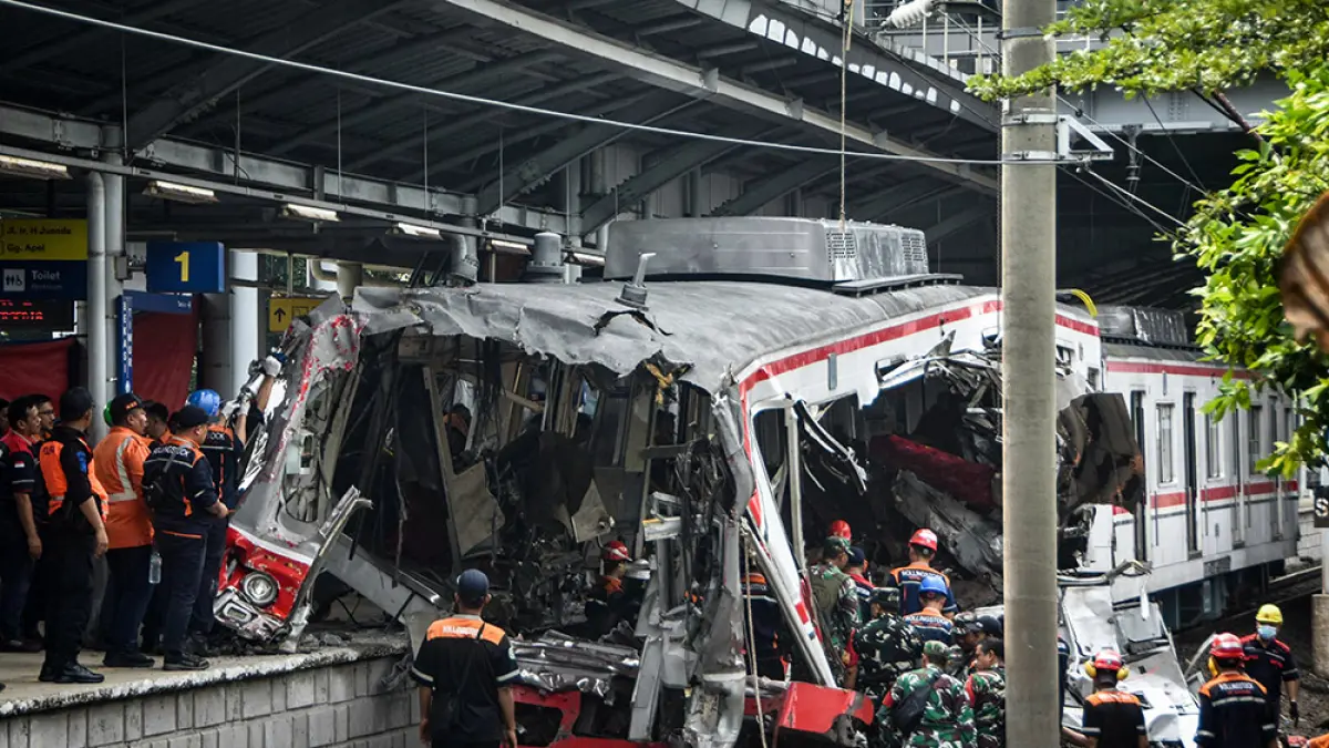 Para pekerja membersihkan puing-puing di lokasi tabrakan kereta api di Stasiun Bekasi Timur, Bekasi, Jawa Barat, Selasa (28/4/2026). (Rezas / AFP)
