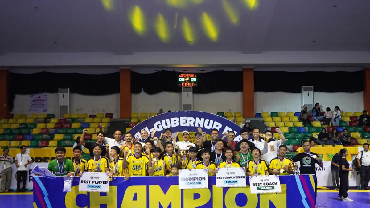 Pemain, pelatih, ofisial Siak foto bersama panitia usai penyerahan hadiah juara Kejurda Futsal Piala Gubernur Riau 2026 di GOR Tribuana Pekanbaru, Selasa (28/4/2026). (AFP RIAU)