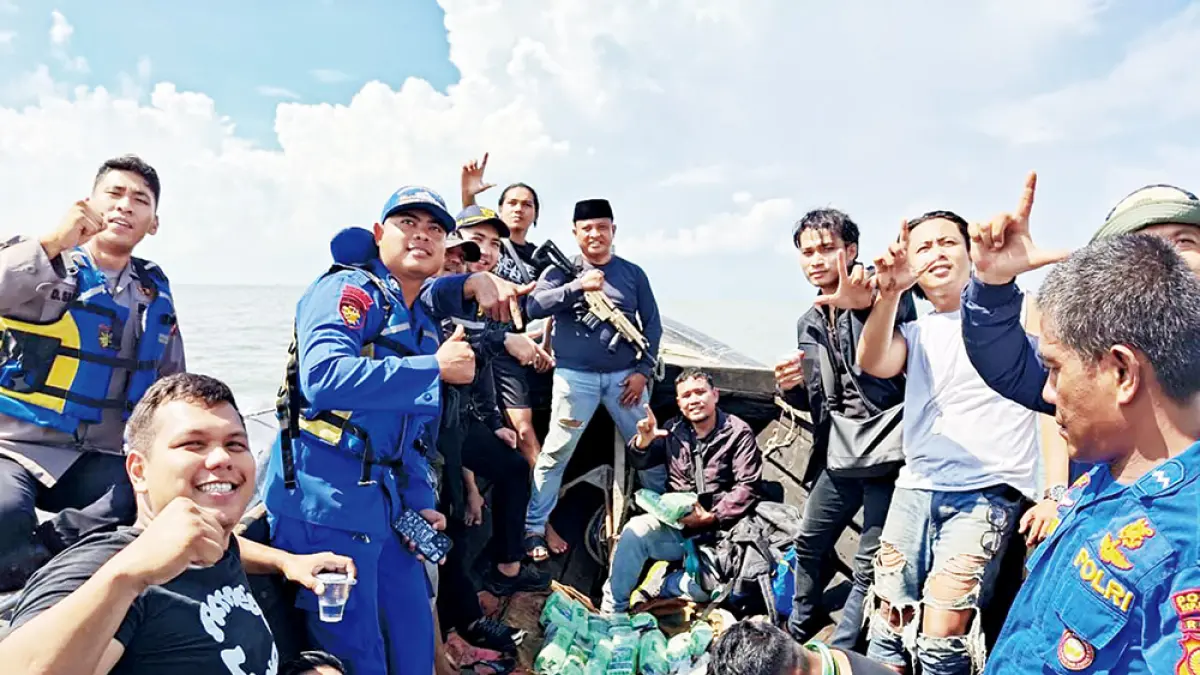 Personel Polres Kepulauan Meranti memperlihatkan barang bukti sabu 27 kilogram yang diamankan di Perairan Selat Akar, Senin (27/4/2026). (POLRES MERANTI)