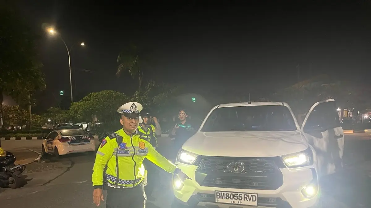 Petugas melakukan penindakan terhadap kendaraan yang menggunakan TNKB tidak sesuai dengan spesifekasi teknis, baru-baru ini. Satlantas Polresta Pekanbaru)