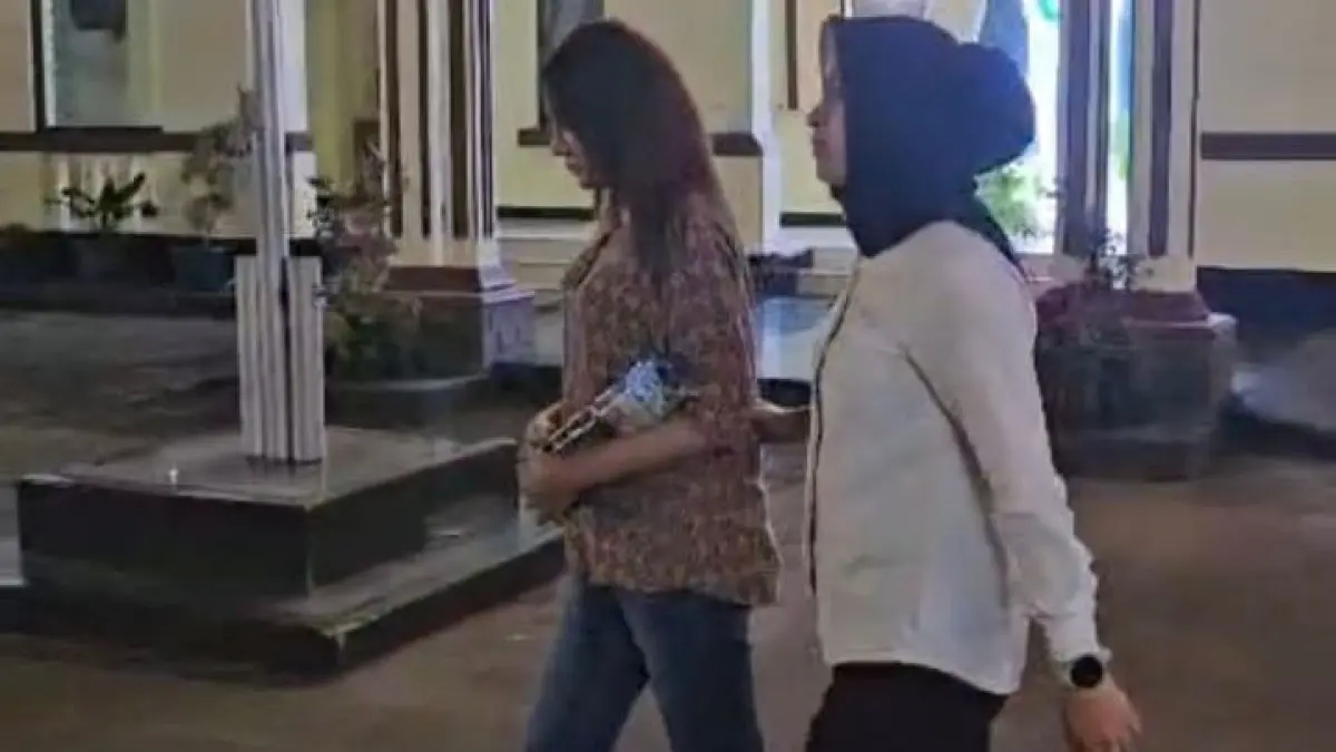 Petugas saat mengamankan JRF di kediaman keluarganya di Bukittinggi, Sumatera Barat, baru-baru ini. (ISTIMEWA)
