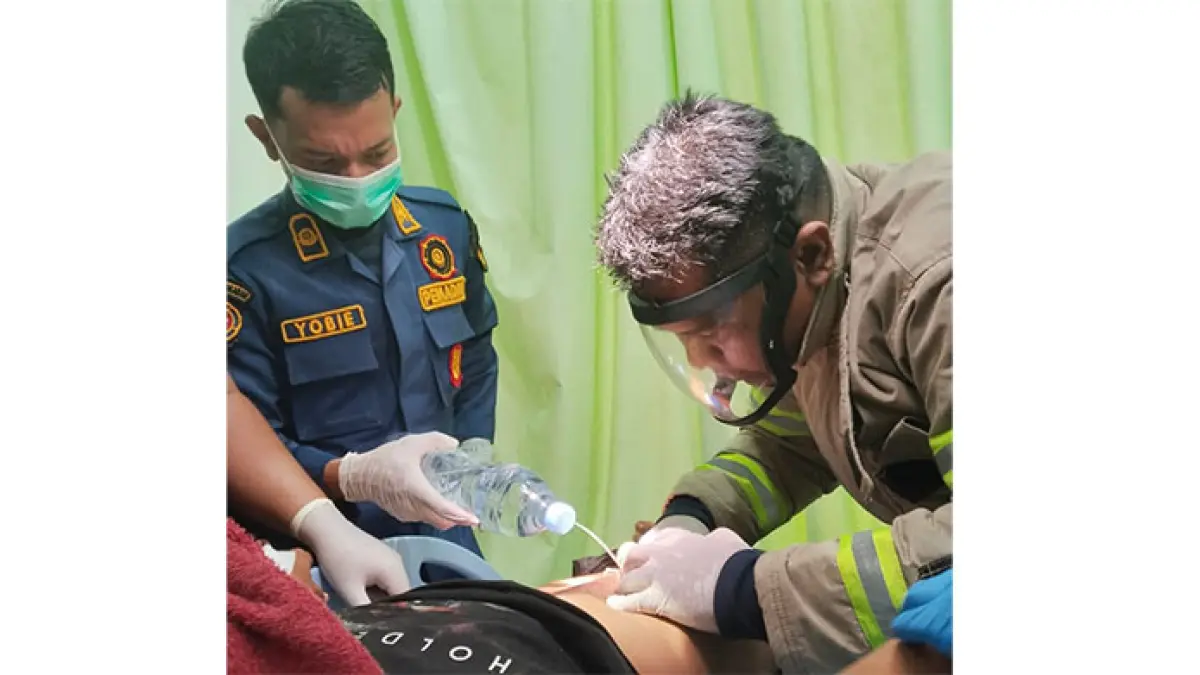 Petugas saat tengah berupaya melepaskan cincin dipasang korban di alat kelaminnya, pada Senin (27/4/2026). (Damkar Pekanbaru)