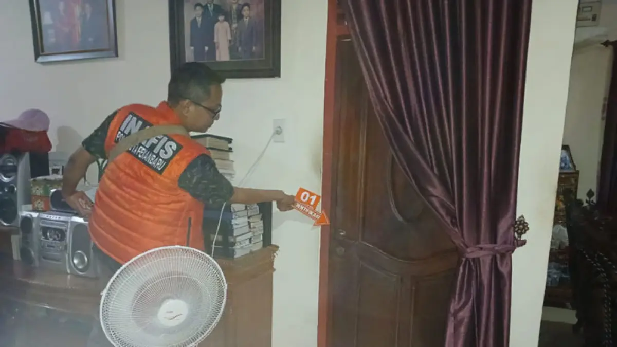 Polisi tengah melakukan olah TKP di lokasi kejadian di Jalan Kurnia 2, Kecamatan Rumbai, Rabu (29/4/2026). (Polsek Rumbai Pesisir untuk Riaupos.co)