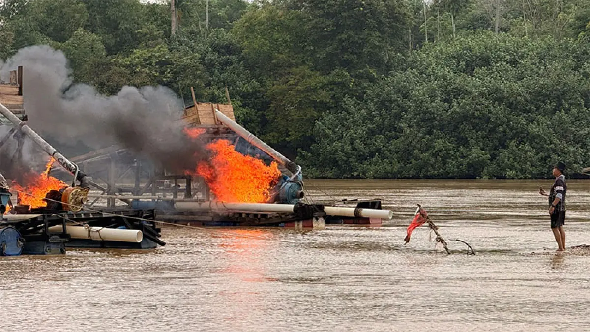 Polsek Cerenti memusnahkan. 11 rakit PETI yang ditemukan di Sungai Kuantan di Desa Pulau Busuk Kecamatan Inuman, Rabu (29/4/2026). Foto Polsek Cerenti