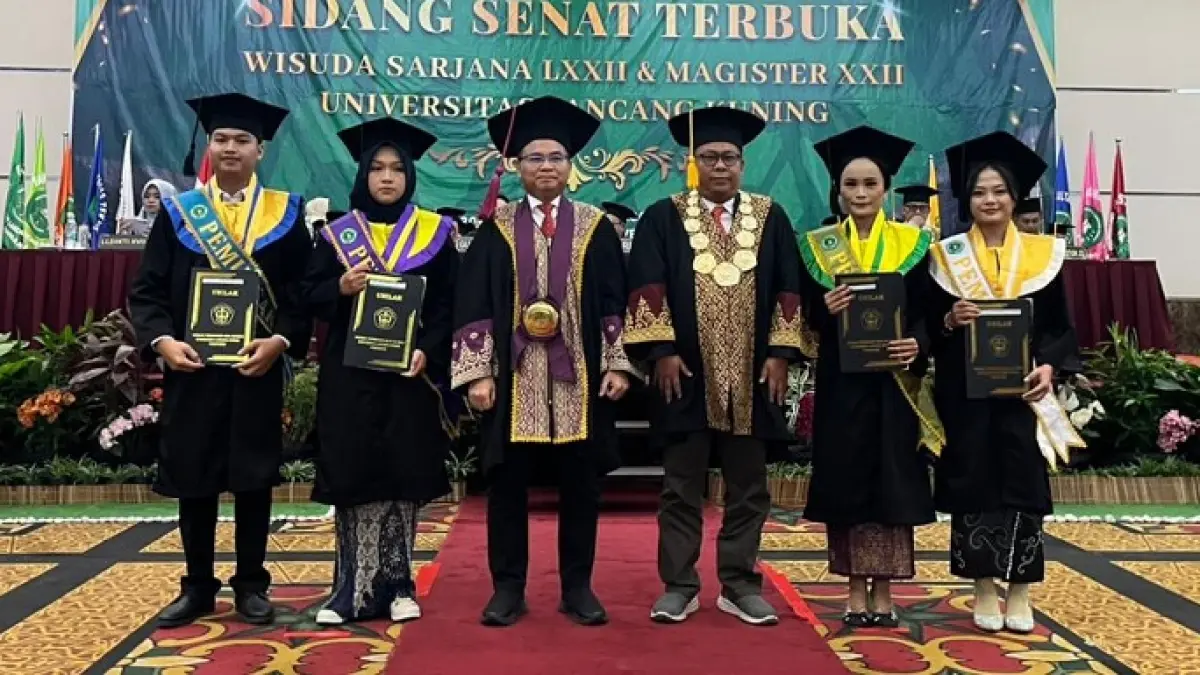 Rektor Unilak Prof Dr Junaidi SS MHum PhD foto bersama dengan lulusan Unilak terbaik, Rabu (29/4/2026). (Humas Unilak untuk Riau Pos)