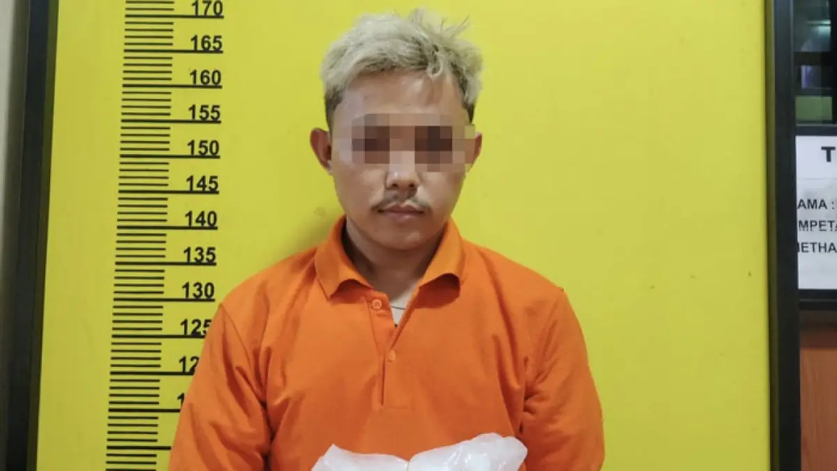 Tersangka Yori bersama barang bukti sabu dan pil ekstasi saat diamankan, Rabu (29/4/2026). (Humas Polres Inhu untuk Riaupos.co)