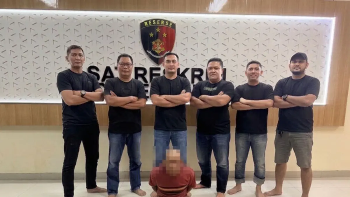 Tim Resmob Satresrim Polres Dumai saat membawa tersangka AS di Mapolres Dumai. (Polres  Dumai untuk Riaupos.co)