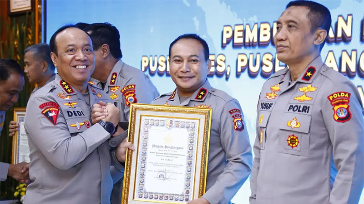 Wakil Kepala Kepolisian Republik Indonesia Komjen Pol Dedi Prasetyo menyerahkan piagam penghargaan kepada Kapolda Riau Irjen Pol Herry Heryawan, beberapa waktu lalu.(ISTIMEWA)
