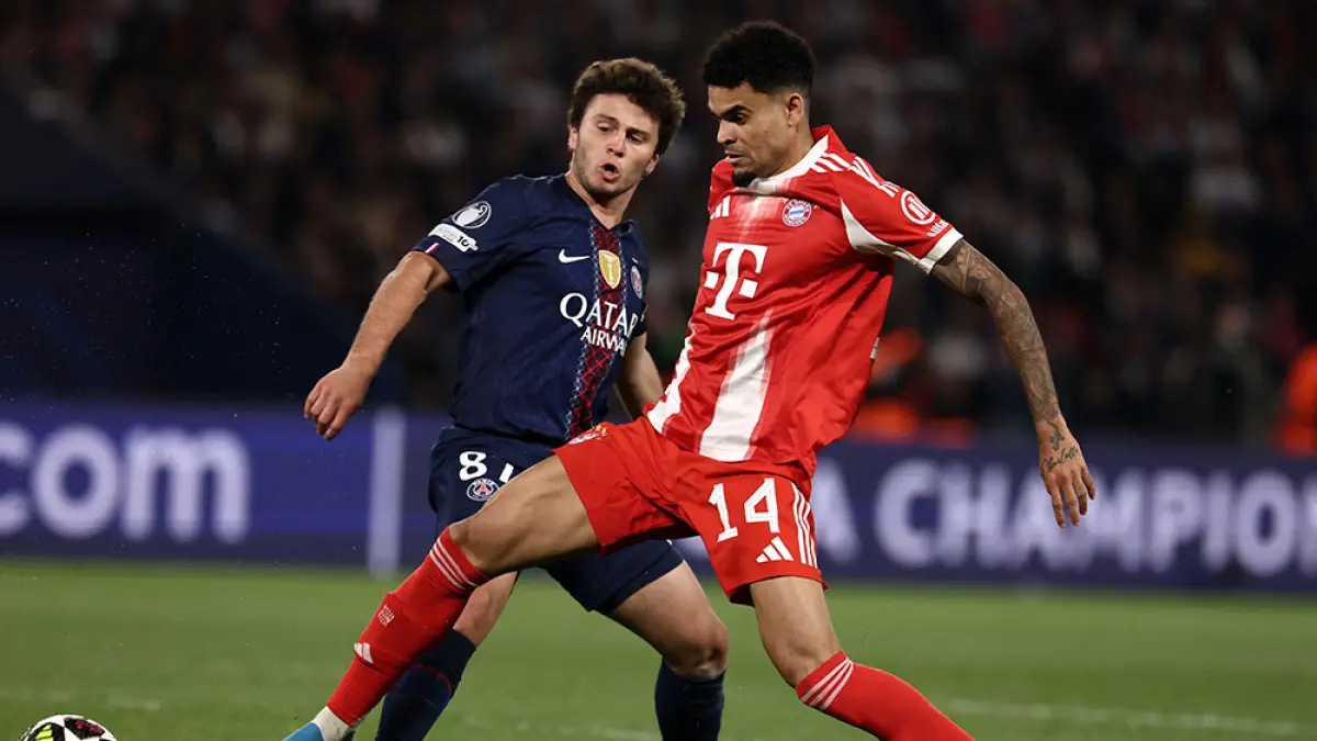 Gelandang Paris Saint-Germain (PSG) Joao Neves berebut bola dengan penyerang Bayern Munchen Luis Diaz dalam pertandingan sepak bola leg pertama semifinal Liga Champions UEFA antara  PSG dan Bayern Munchen di Parc des Princes di Paris, Rabu (29/4/2026). (FRANCK FIFE/AFP)
