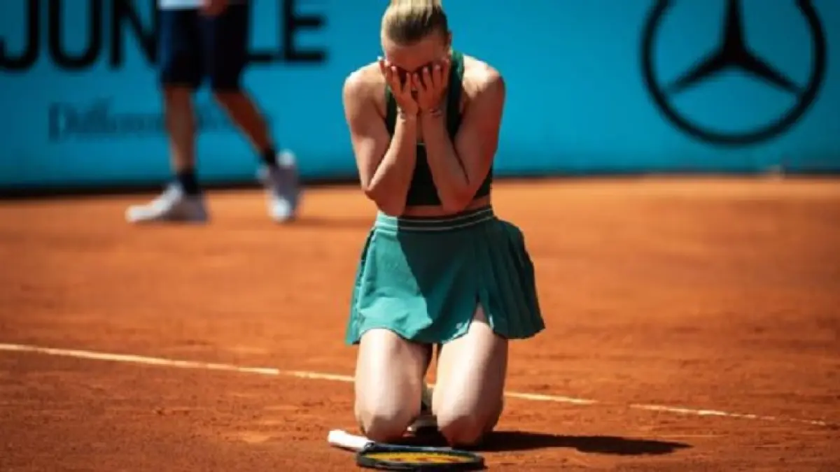 Anastasia Potapova meluapkan emosinya setelah ia menjadi lucky loser pertama yang mencapai semifinal WTA 1000 dengan mengalahkan Karolina Pliskova 6-1, 6-7 (4), 6-3 di Mutua Madrid Open 2026, Rabu (29/4/2026). (Robert Prange/Getty Images)