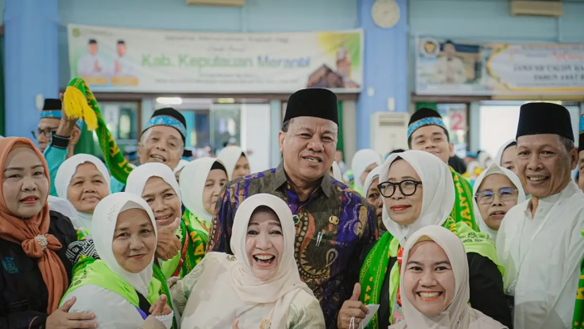 Bupati Kuansing H Suhardiman Amby bersama Hj Yulia Herma melepas JCH Kuansing dari Embarkasi Batam, Kepri, Kamis (30/4/2026). (Kominfo Kuansing)