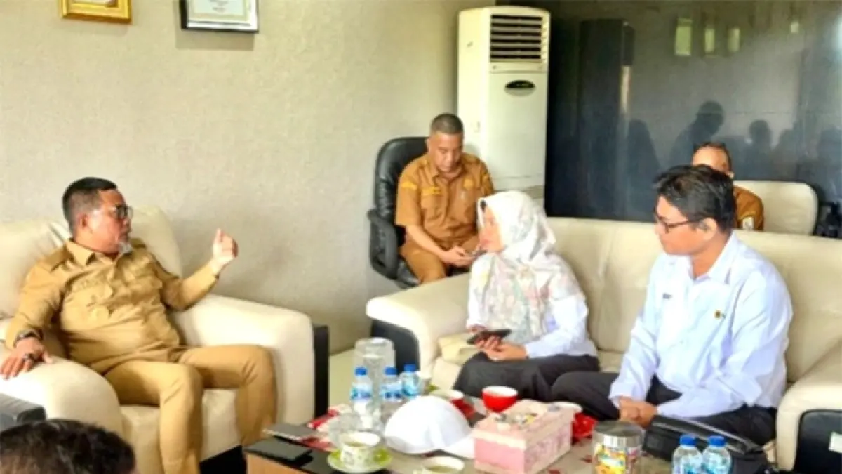 Bupati Pelalawan, H Zukri menggelar audiensi bersama pihak PLN untuk memastikan percepatan pembangunan kabel&nbsp;listrik&nbsp;bawah laut menuju Pulau Mendol, Kecamatan Kuala Kampar, Selasa (7/4/2026) lalu. (M AMIN AMRAN)
