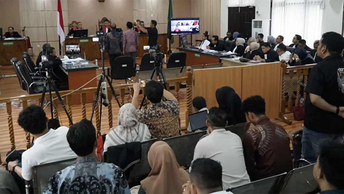 Gubernur Riau non aktif Abdul Wahid Cs mengikuti proses sidang di Pengadilan Tipikor PN Pekanbaru, Kamis (30/4/2026). MHD AKHWAN/RIAUPOS.CO