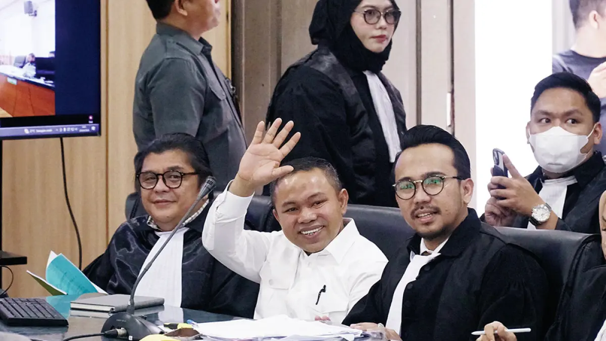 Gubernur Riau nonaktif Abdul Wahid didampingi penasihat hukum menyapa pengunjung saat menjalani persidangan di Pengadilan Tipikor pada Pengadilan Negeri Pekanbaru, Rabu (29/4/2026). (MHD AKHWAN)
