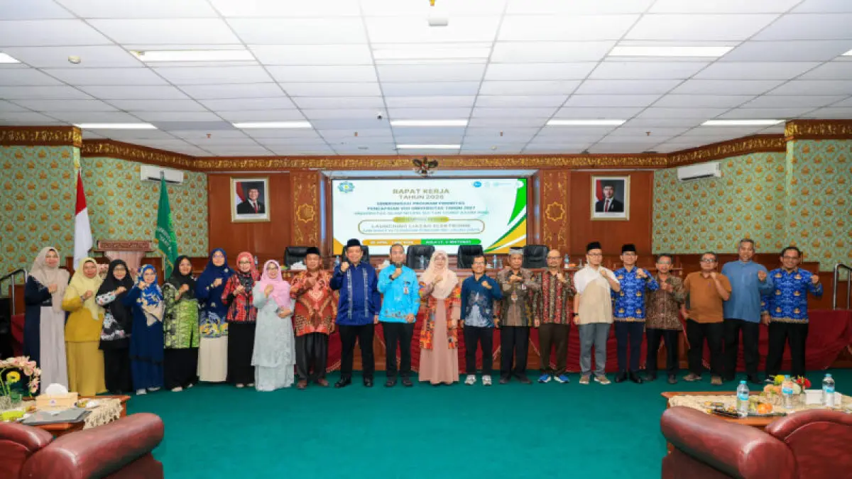 Rektor UIN Suska Riau Prof Dr Hj Leny Nofianti MS SE MSi Ak CA (tengah) foto bersama usai launching dan pembukaan Raker Tahunan UIN Suska Riau 2026, Kamis (30/4/2026).