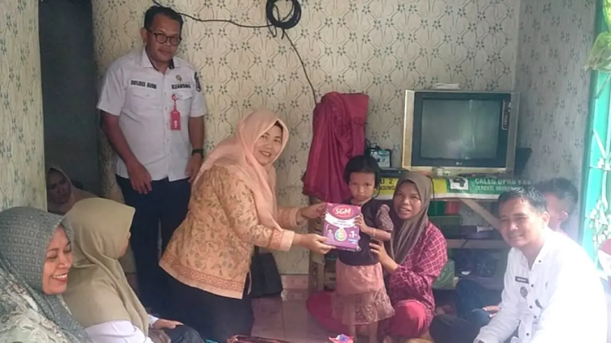 Kadis TPHKP Kuansing, Deflides Gusni bersama DWP menyerahkan bantuan asupan makanan pada anak penderita stunting di Desa Sikakak Kecamatan Cerenti, Rabu (29/4/2026) siang. (Dinas TPHKP Kuansing)