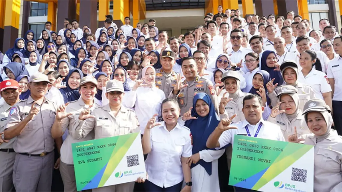 Kapolda Riau Irjen Pol Herry Heryawan foto bersama PPPK dan PHL yang bertugas di Polda Riau, Kamis (30/4/2026). (ISTIMEWA)